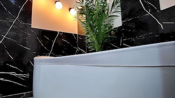 Suite | Jetted bathtub