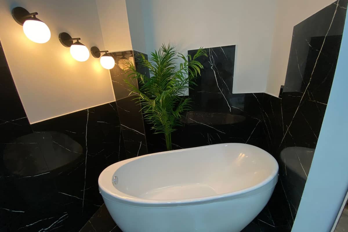Suite | Jetted bathtub