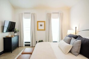 3 habitaciones, tabla de planchar con plancha y cuna de viaje 