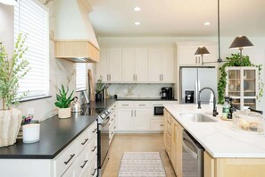 Fridge, microwave, oven, stovetop - The Armstrong-Closest To Silos & Near Baylor (Waco)