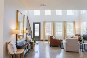 Interior - The Armstrong-Closest To Silos & Near Baylor (Waco)