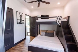 3 bedrooms, iron/ironing board, travel cot, free WiFi - The Armstrong-Closest To Silos & Near Baylor (Waco)