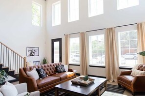 Smart TV, books, stereo - The Armstrong-Closest To Silos & Near Baylor (Waco)