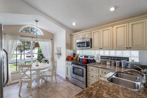 Private kitchen - 3BR/2BA Oasis with private pool (Davenport)