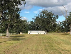 Property grounds - 10𝕘𝕦𝕖𝕤𝕥𝕤6𝕓𝕖𝕕𝕤ᴳ3br/2baᴼᴺ𝐂𝐇𝐒 нorѕe𝐅armᵀᴴᴱ𝐆uest𝐇ouse~
(Hollywood)