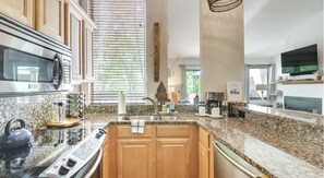 Fridge, microwave, oven, stovetop - Woolly Bull-Cozy Newly Redecorated 2-Story Townhouse. <0.3 Mile Walk to slopes! (Wintergreen Resort)