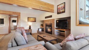 A living room with a fireplace, a television, and a sofa. - Cozy ski retreat in Breckenridge, Pet-friendly, unmatched view of Five peaks. (Breckenridge)