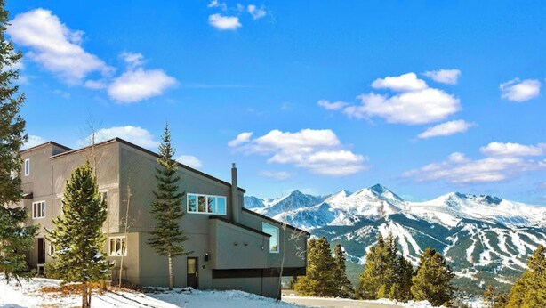 A modern two-story house with a mountain backdrop. - Cozy ski retreat in Breckenridge, Pet-friendly, unmatched view of Five peaks. (Breckenridge)