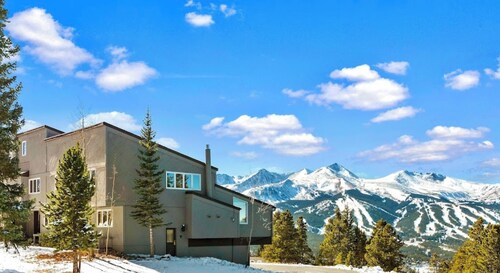 Cozy ski retreat in Breckenridge, Pet-friendly, unmatched view of Five peaks.