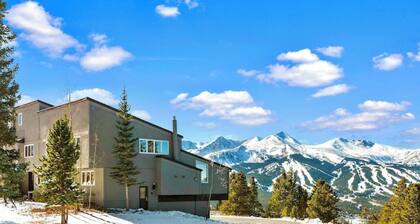 Cozy ski retreat in Breckenridge, Pet-friendly, unmatched view of Five peaks.