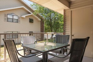 Outdoor dining - Renovated Branson Retreat w/ new walk-in shower ~ 1 mile to the Branson strip! (Branson)