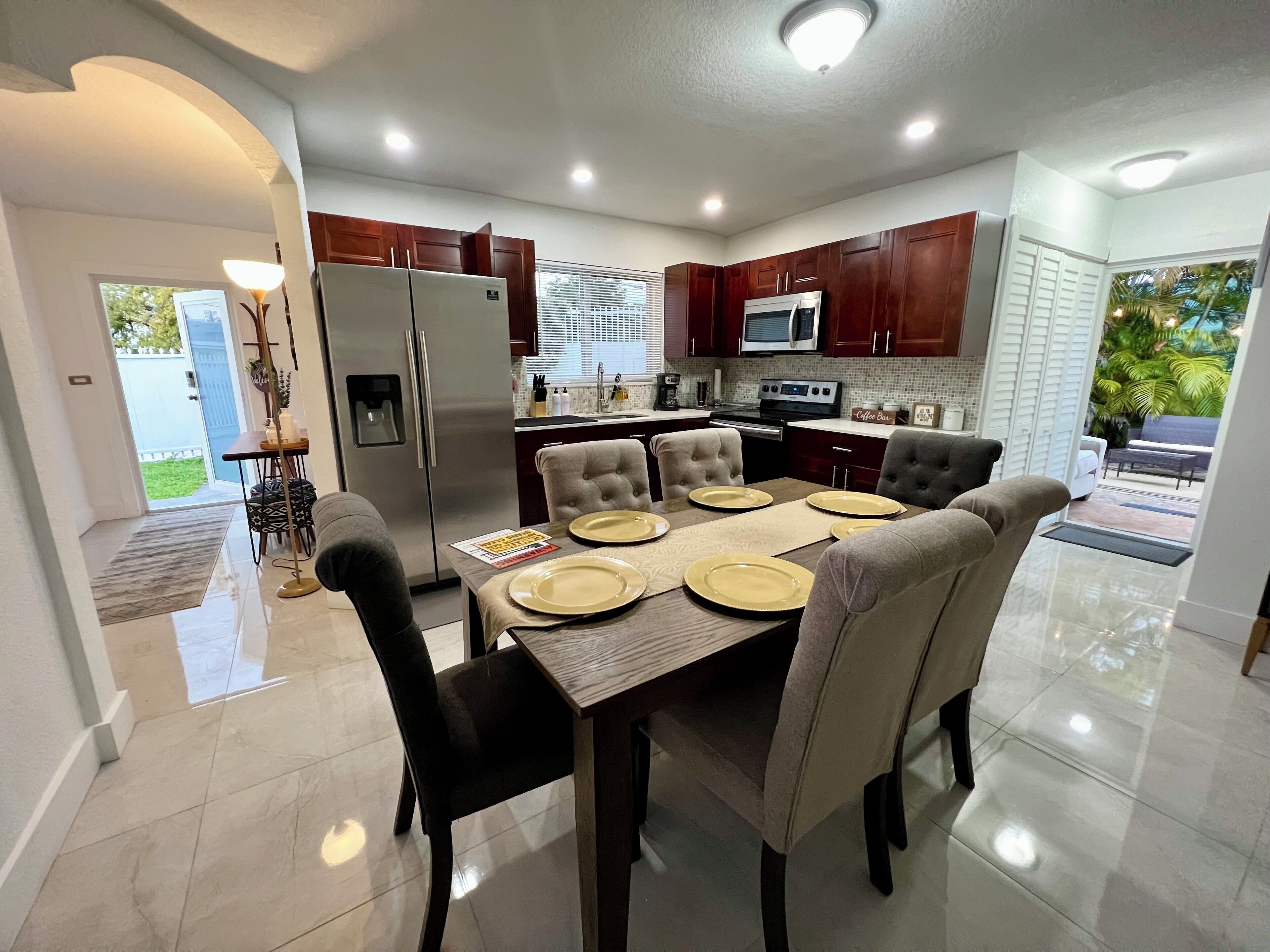 Fridge, microwave, oven, coffee/tea maker