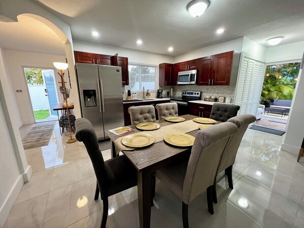 Fridge, microwave, oven, coffee/tea maker - Acogedora Casa con Excelente Ubicacion (Miami)