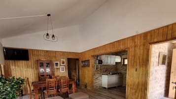 Chalet Familial | Coin séjour | TV connectée de 40 pouces avec chaßnes par satellite, cheminée