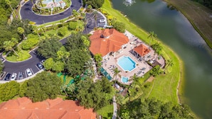 Eine Luftaufnahme eines Resorts mit Schwimmbad, Kreisverkehr und See.