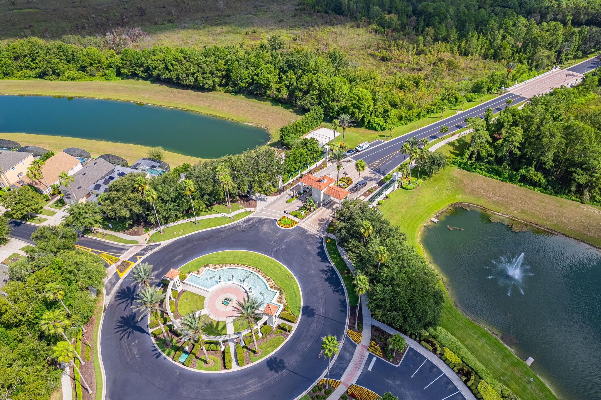 Vista aérea de un parque con una glorieta, un puente y un lago.