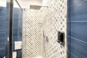 Dusche, Haartrockner, Bidet, HandtĂŒcher