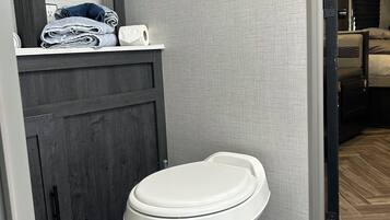 タオル、石鹸、トイレットペーパー