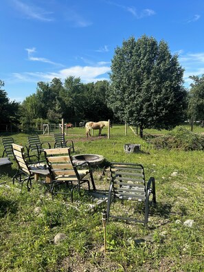 Property grounds - Spacious 27’ RV on horse farm (Bristol)