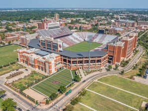 Exterior - Spacious 4BR/2BA Home - Closest Stay to OU Stadium & Campus (Norman)