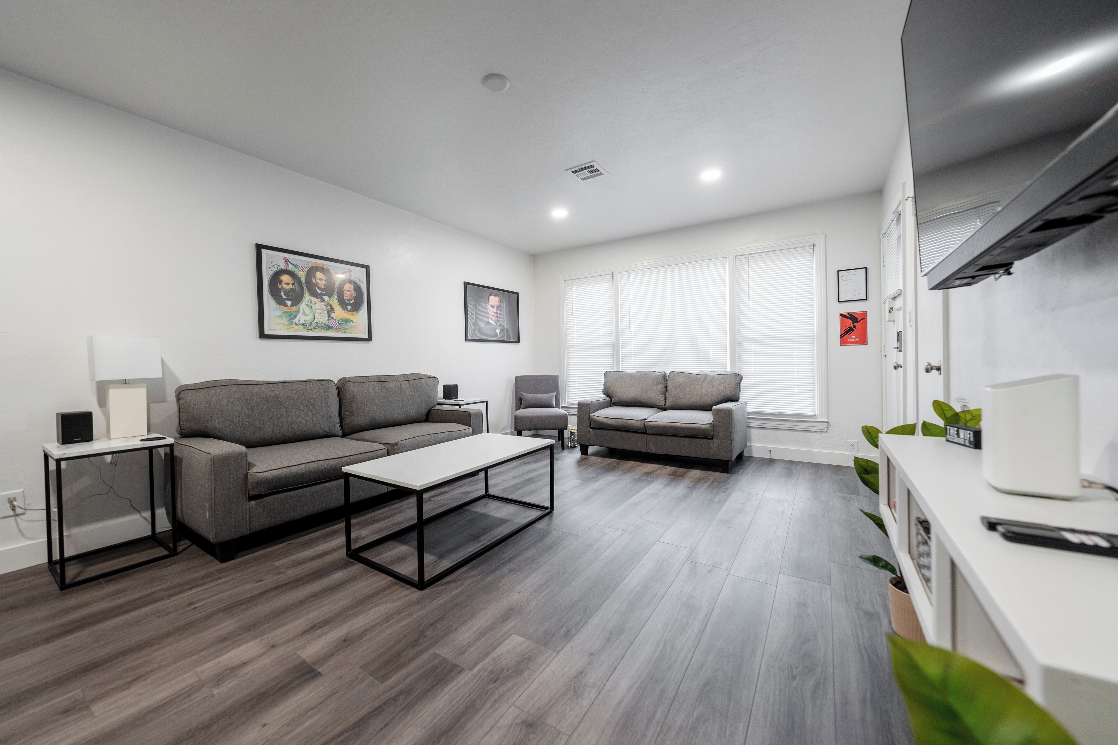 Een smart-tv, boeken en een stereo