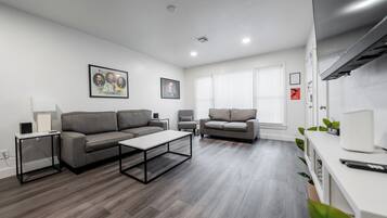 Een smart-tv, boeken en een stereo