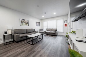 Smart TV, books, stereo - Spacious 4BR/2BA Home - Closest Stay to OU Stadium & Campus (Norman)