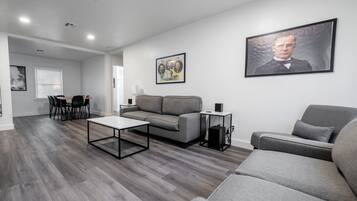 Smart TV, livros, aparelho de som