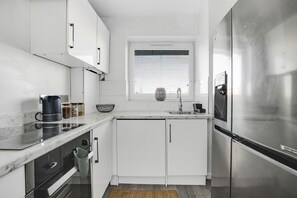 Geladeira, micro-ondas, fogão, cooktop