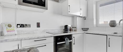 Køleskab, mikrobølgeovn, ovn, kogeplade