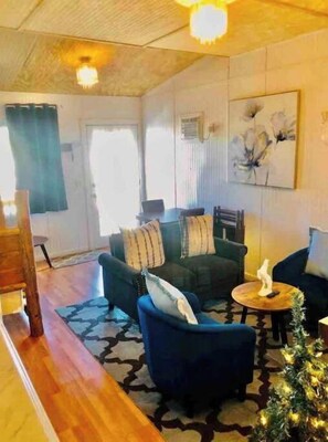 Smart TV, books - 5𝕘𝕦𝕖𝕤𝕥𝕤4𝕓𝕖𝕕𝕤1br/1baᴼᴺ CHS ҺorseԲarm~<br> (Hollywood)