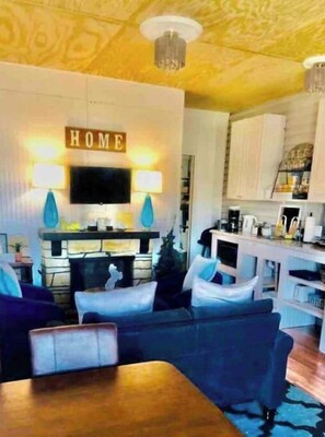 Smart TV, books - 5𝕘𝕦𝕖𝕤𝕥𝕤4𝕓𝕖𝕕𝕤1br/1baᴼᴺ CHS ҺorseԲarm~<br> (Hollywood)