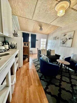 Smart TV, books - 5𝕘𝕦𝕖𝕤𝕥𝕤4𝕓𝕖𝕕𝕤1br/1baᴼᴺ CHS ҺorseԲarm~<br> (Hollywood)