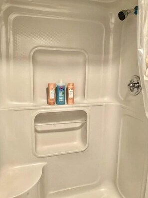 Haartrockner, Handtücher, Seife, Shampoo