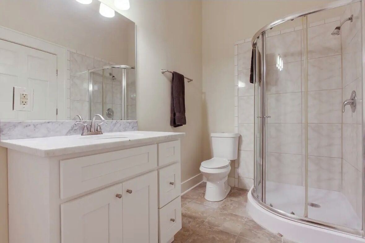 Douche, séchoir à cheveux, bidet, serviettes fournies