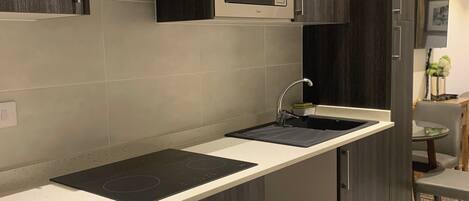 Mini-frigorifero, microonde, forno, piano cottura