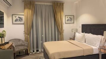 Deluxe Studio Suite | Blackout drapes, soundproofing, iron/ironing board, free WiFi