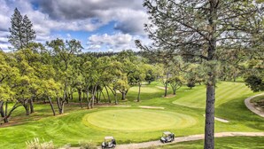 A golf course with a well-maintained green, sand bunkers, and a clear sky. - Groveland Vacation Rental w/ Private Deck & Grill! (Groveland)