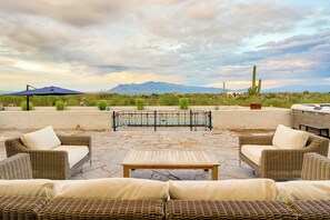 Terrace/patio - Hollywood Hills of Tucson: 20 Acres, Pool, Hot Tub (Tucson)