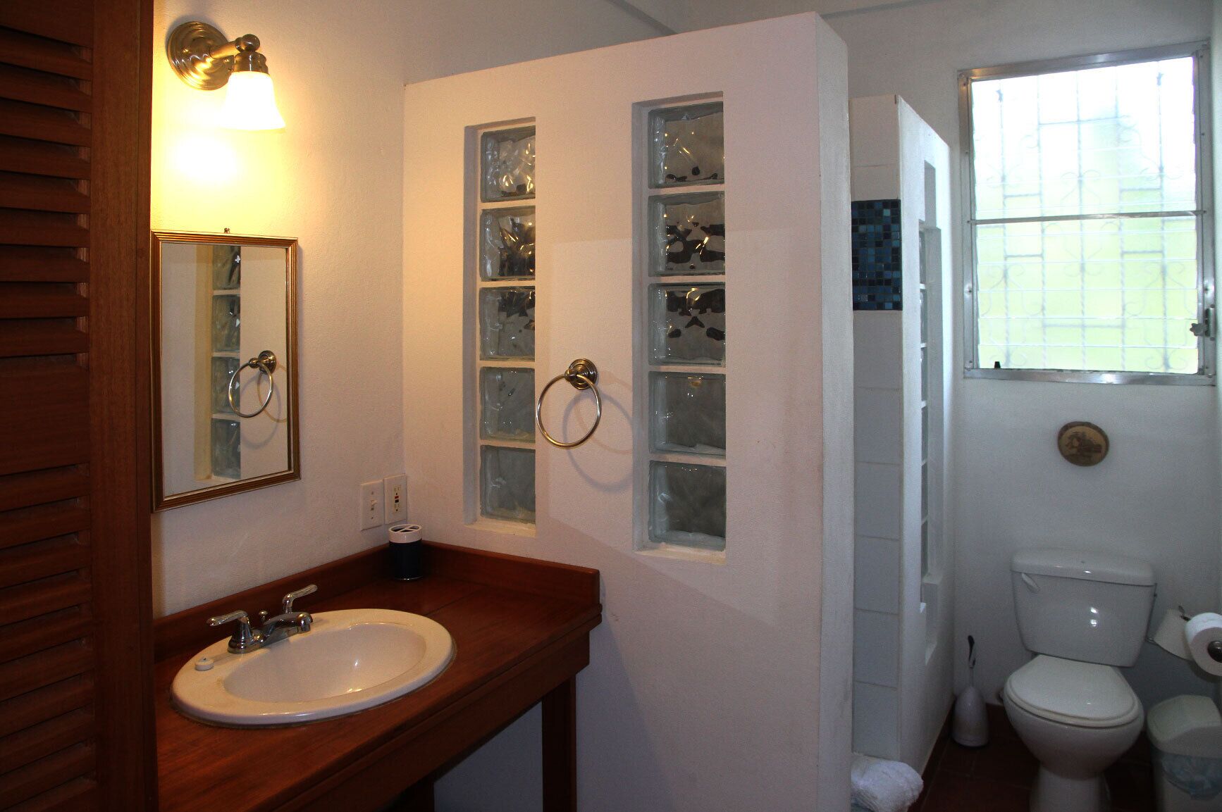 Chuveiro, secador de cabelo, toalhas de banho, sabonete