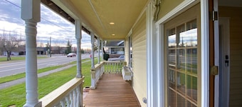 Cozy Cole St Home built in 1910 in Downtown Enumclaw