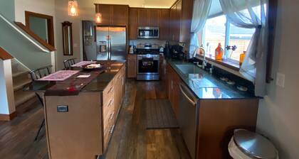 Cozy Cole St Home built in 1910 in Downtown Enumclaw