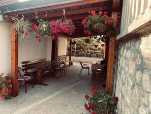Outdoor dining - Rustic room in Skadar lake natural resort 2 (Rijeka Crnojevica)