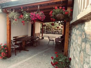 Outdoor dining - Rustic room in Skadar lake natural resort 1 (Rijeka Crnojevica,)