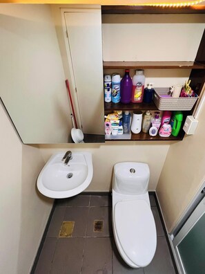 Douche, sèche-cheveux, bidet, serviettes fournies