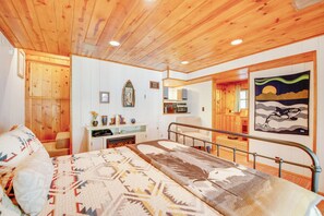 4 bedrooms, travel crib, free WiFi