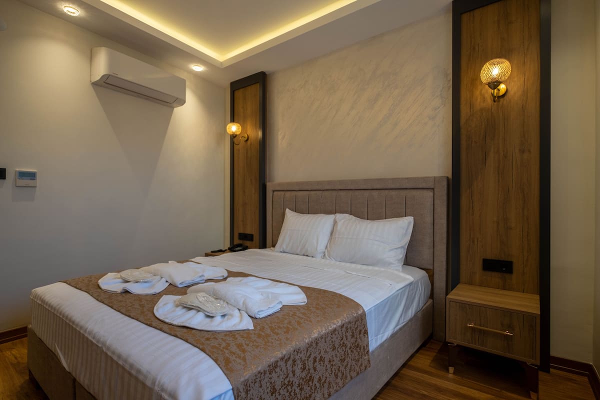 Chambre Double Deluxe pour 1 personne, 1 très grand lit, vue ville | Literie de qualité supérieure, minibar, bureau