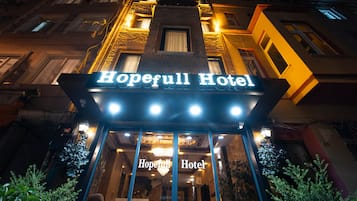 Fassade der Unterkunft – Abend/Nacht