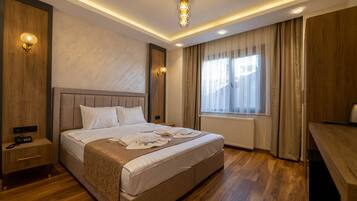 Habitación Deluxe doble de uso individual, 1 cama de matrimonio grande, vistas a la ciudad | Ropa de cama de alta calidad, minibar, escritorio