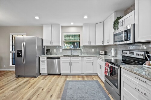 Garden Retreat / King Bed / Large Yard